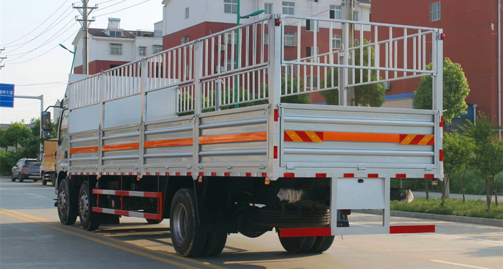 柳汽9.6米（15.3噸）氣瓶車