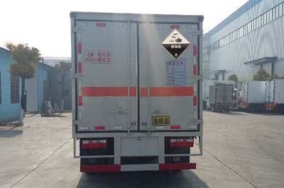 多利卡4.1米（3.4噸）腐蝕品廂式車