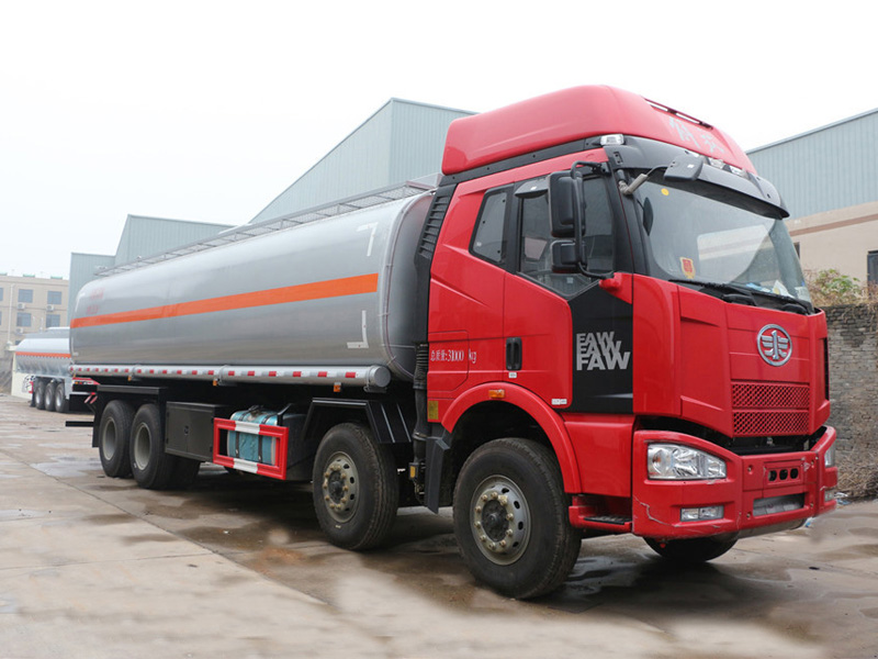 解放前四后八（29方）運油車