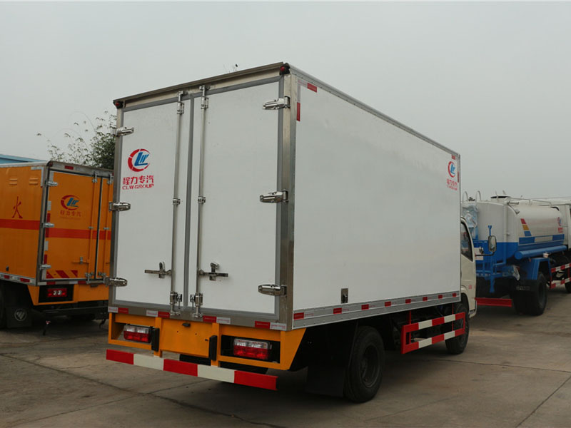 東風小多利卡CLW5040XLC5型冷藏車