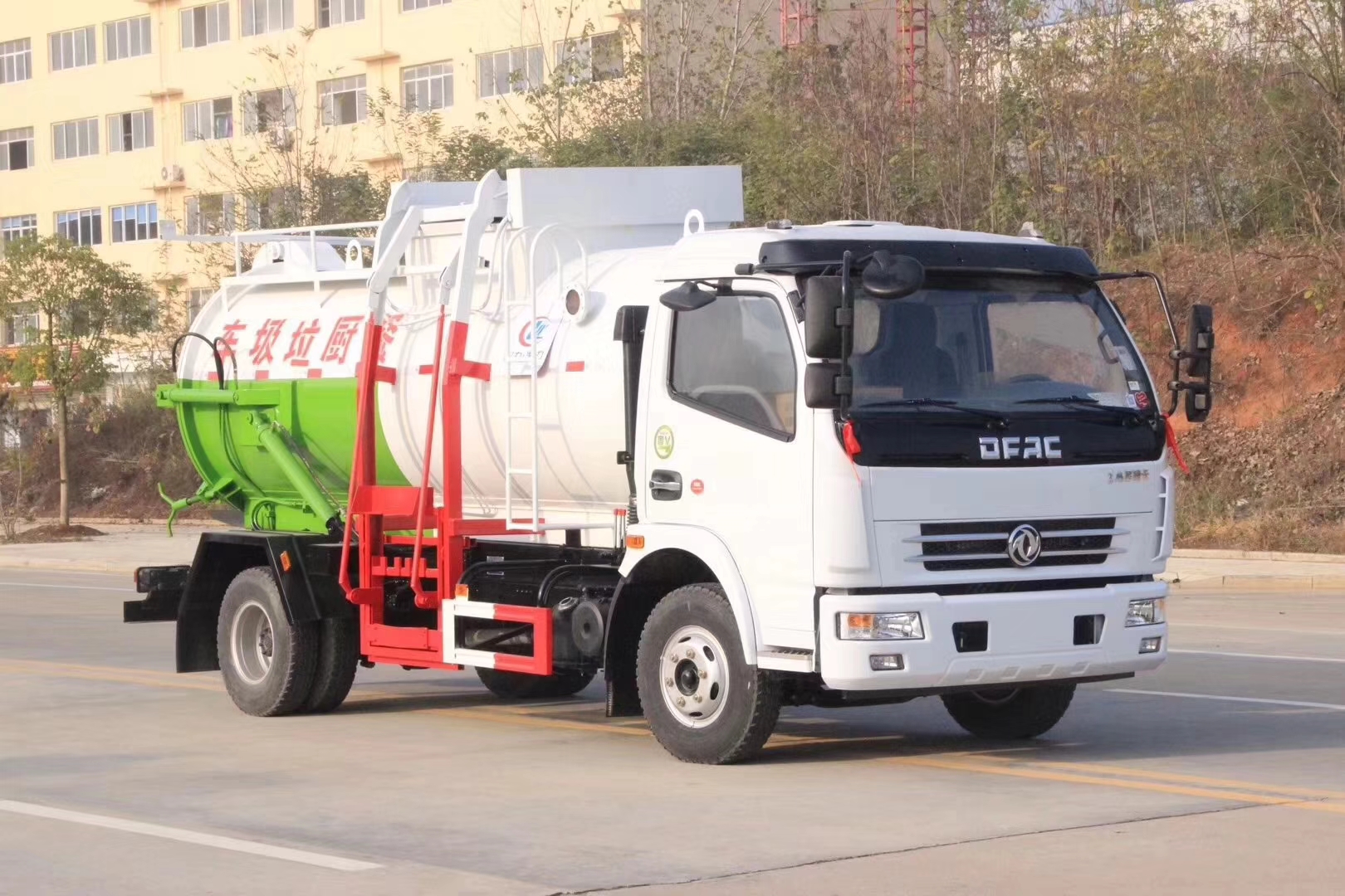 東風(fēng)7噸罐式餐廚垃圾車(chē)