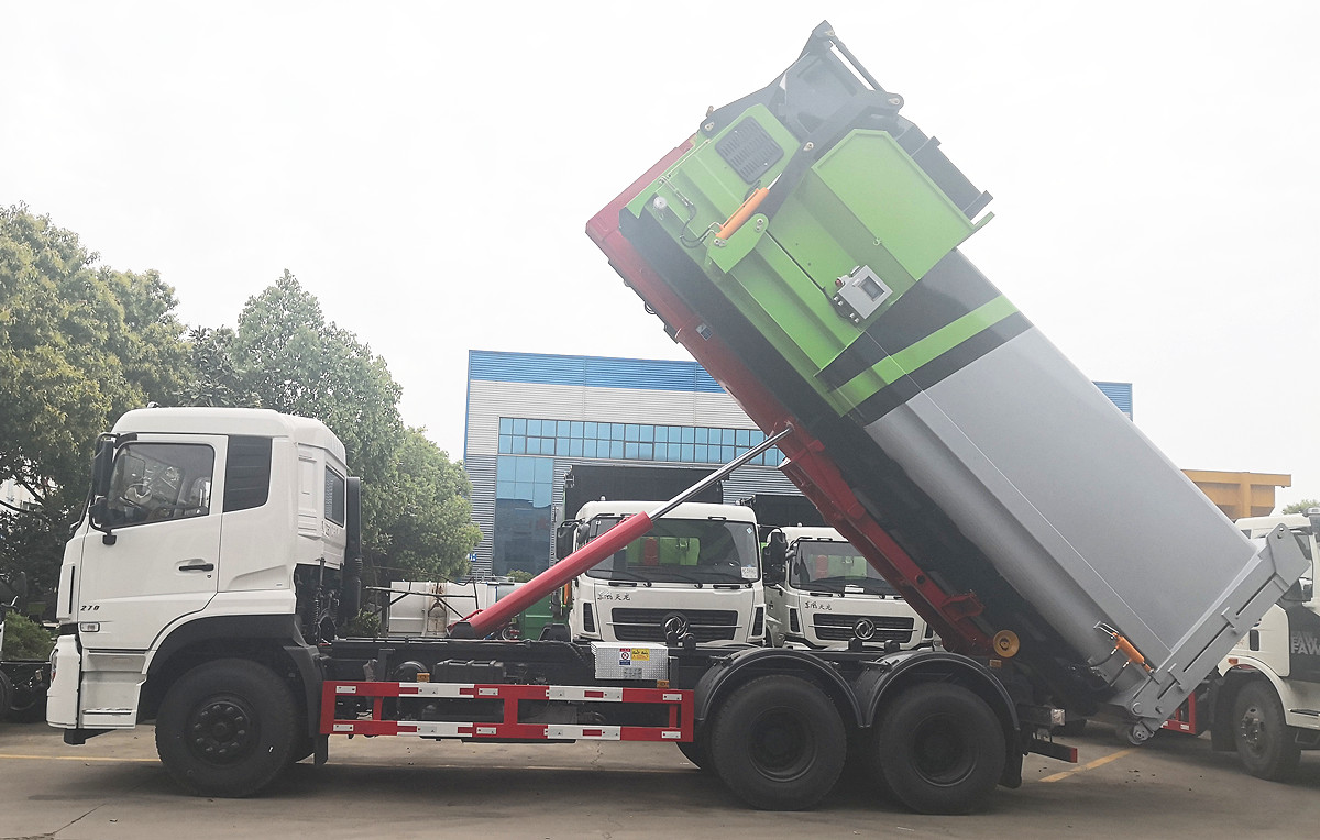 東風天龍勾臂配(18立方)壓縮垃圾箱