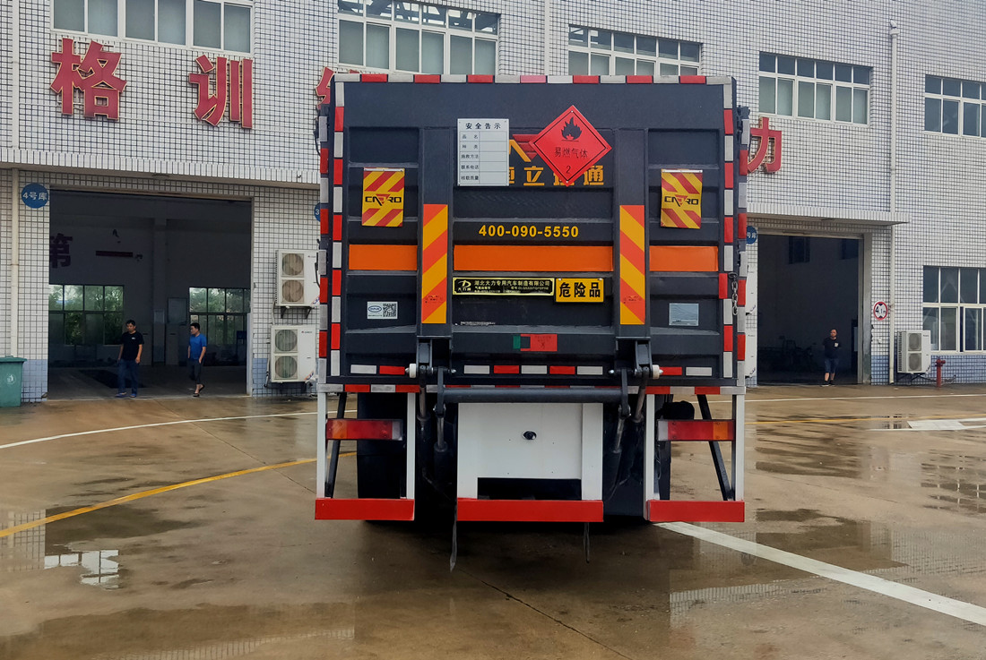 東風天龍國六9.6米氣瓶運輸車