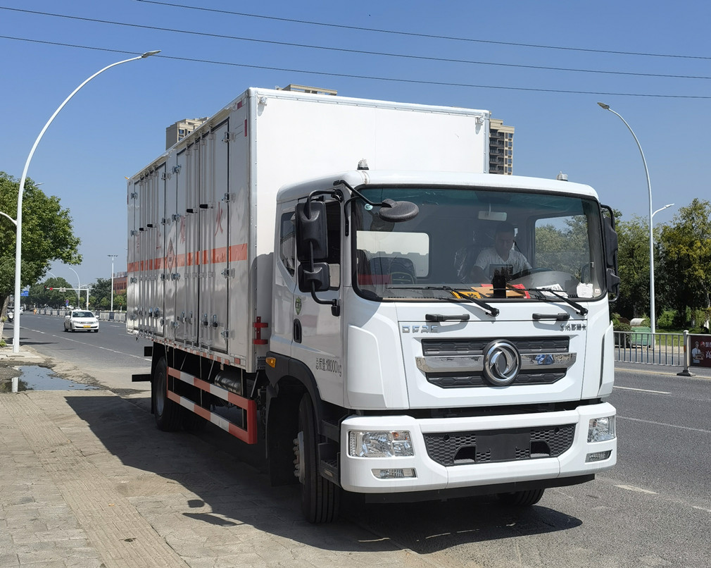 東風(fēng)多利卡D9三類液體廂式車