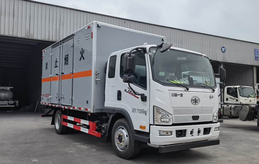 解放J6F國六排半4.78米爆破器材運輸車