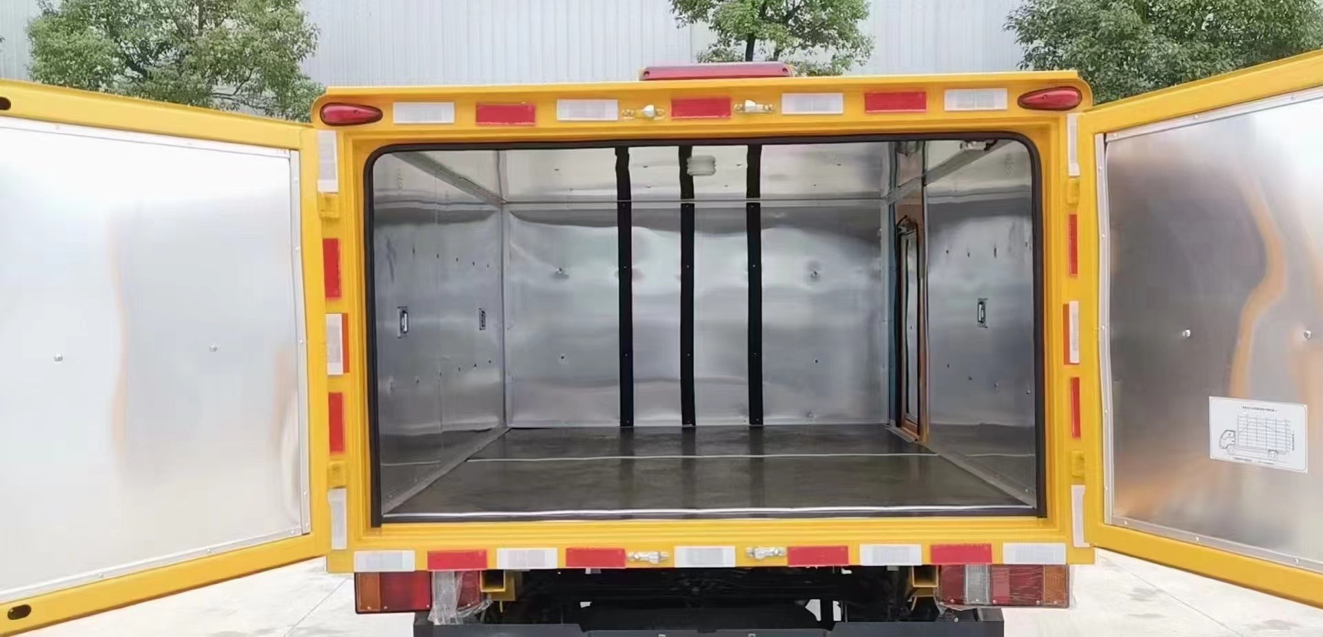 江鈴皮卡四驅小型炸藥雷管車