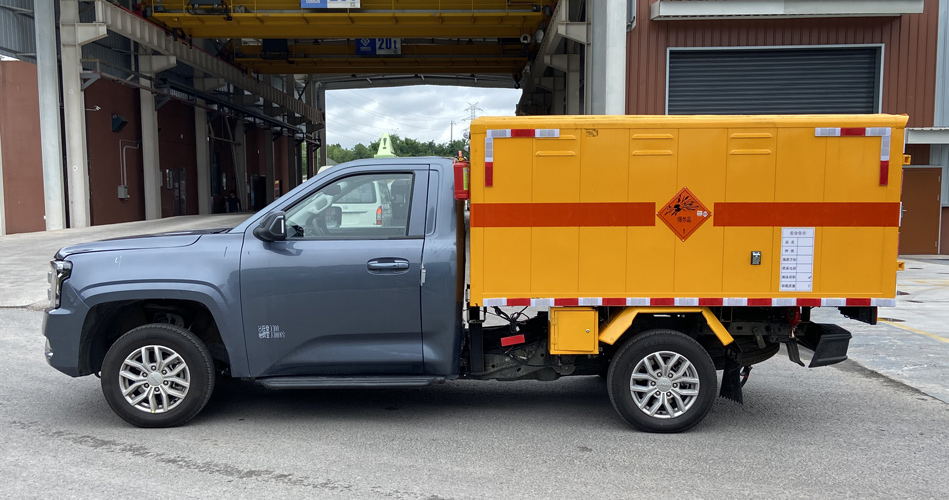 江鈴皮卡四驅小型炸藥雷管車