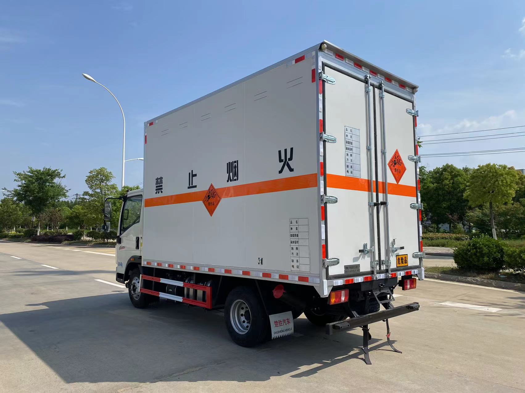 重汽豪沃藍牌21方煙花爆竹運輸