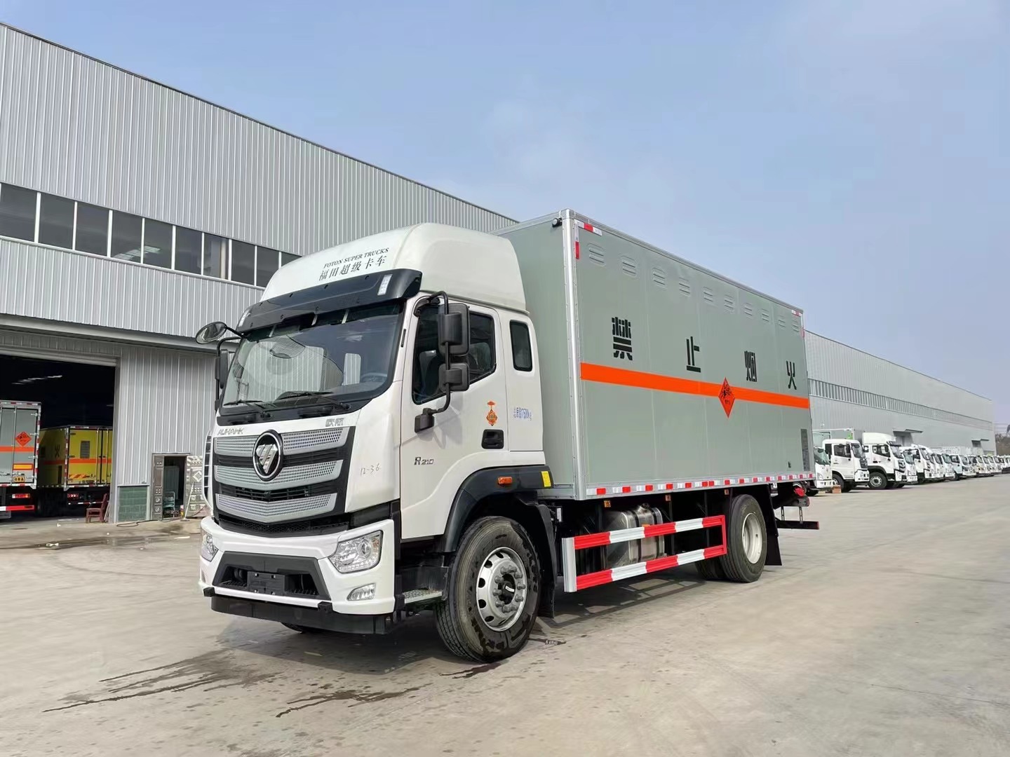 福田歐航10噸炸藥車高頂雙臥