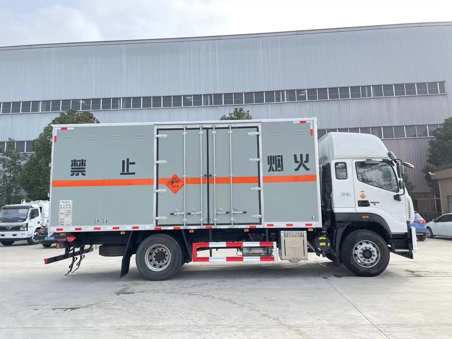 福田歐航10噸炸藥車高頂雙臥