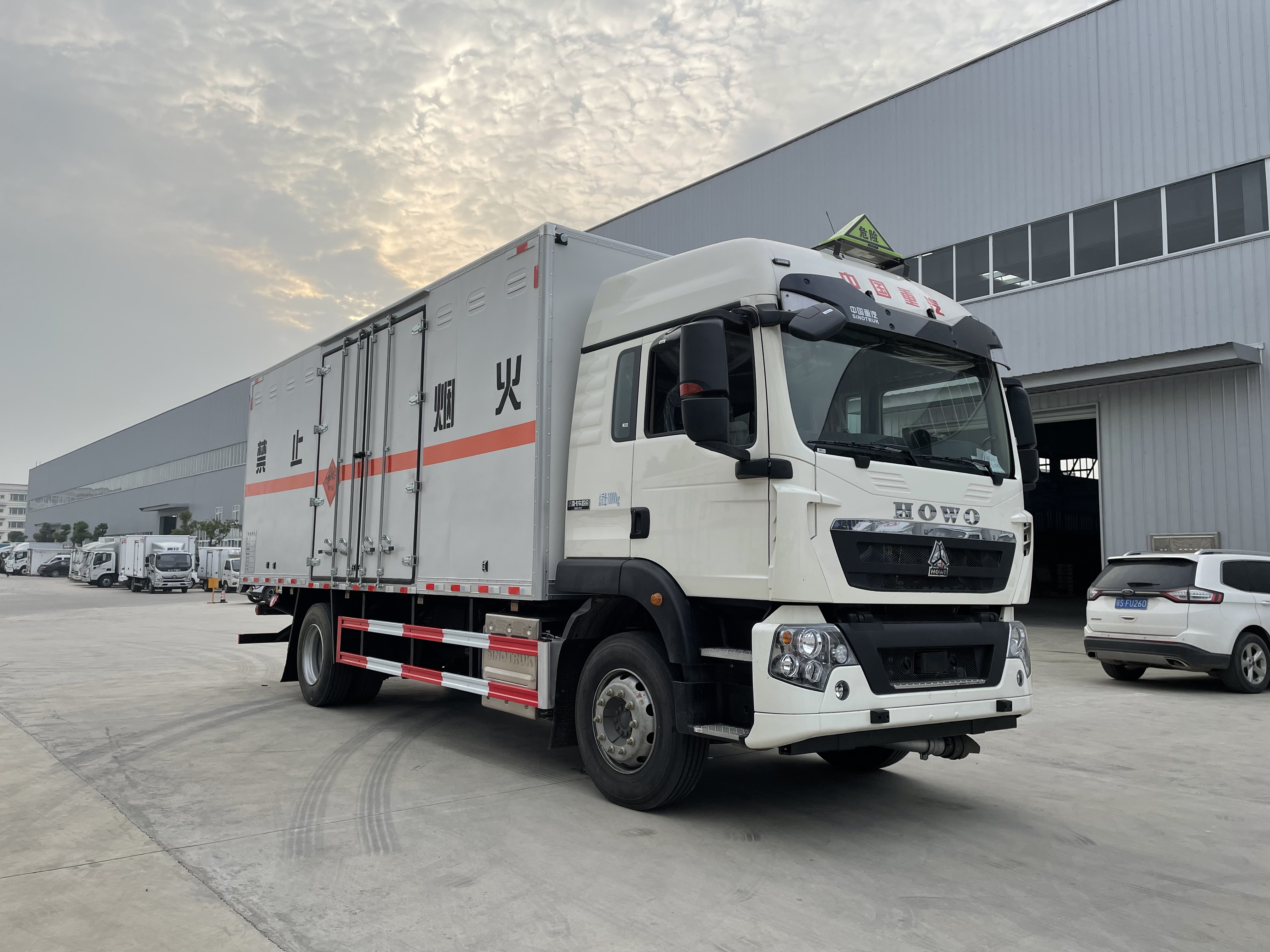 重汽豪沃6.8米爆破器材運輸車