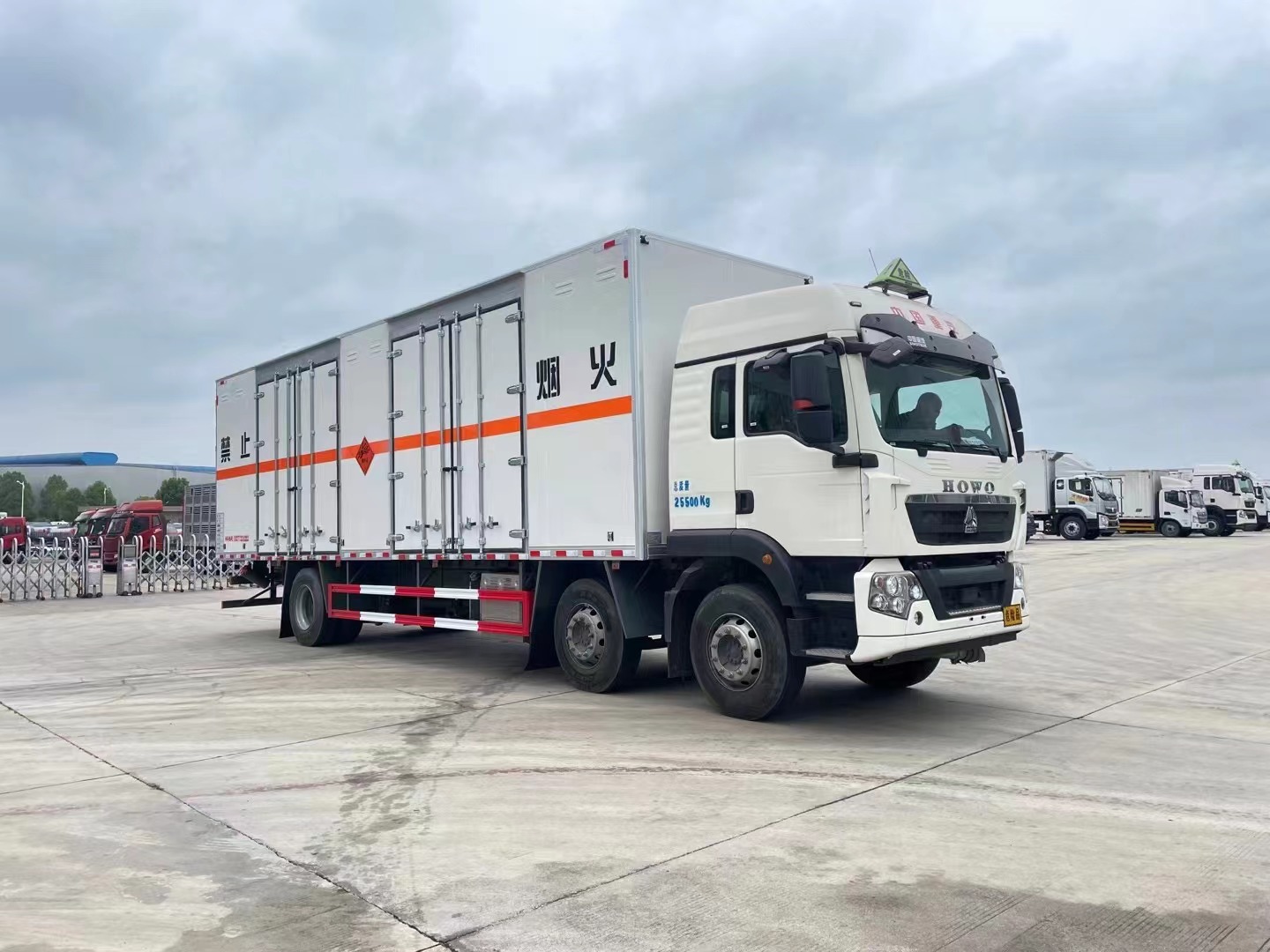 重汽豪沃三軸9.6米煙花炮竹運輸車