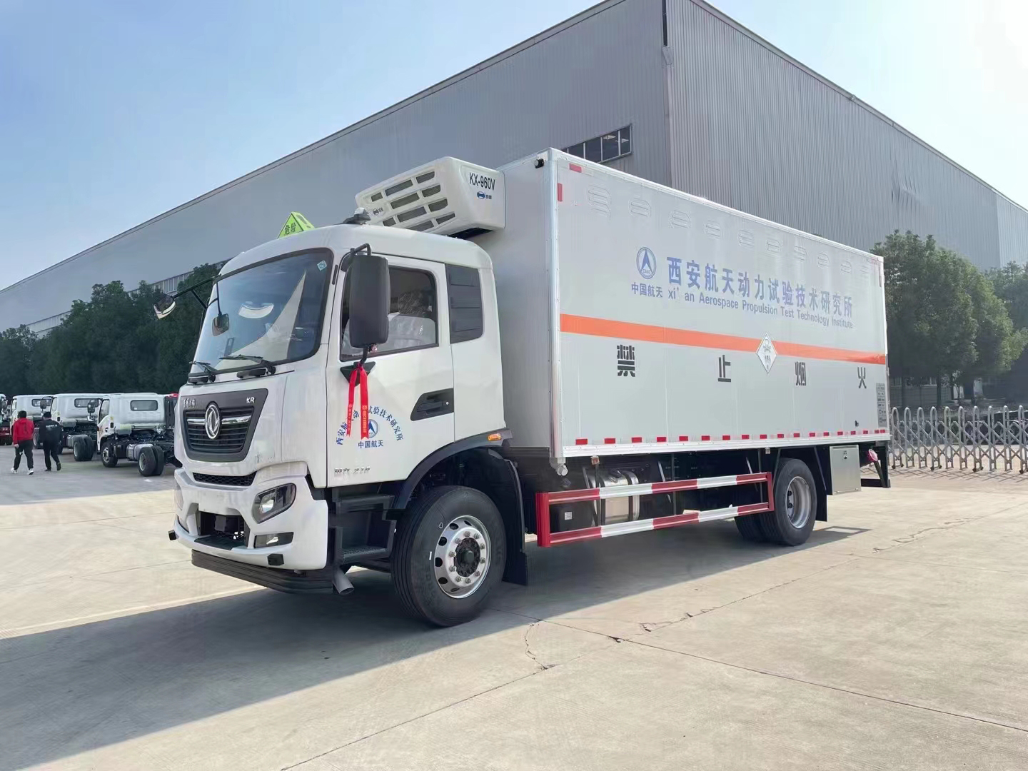 東風天錦6米8帶冷機國六危險品車