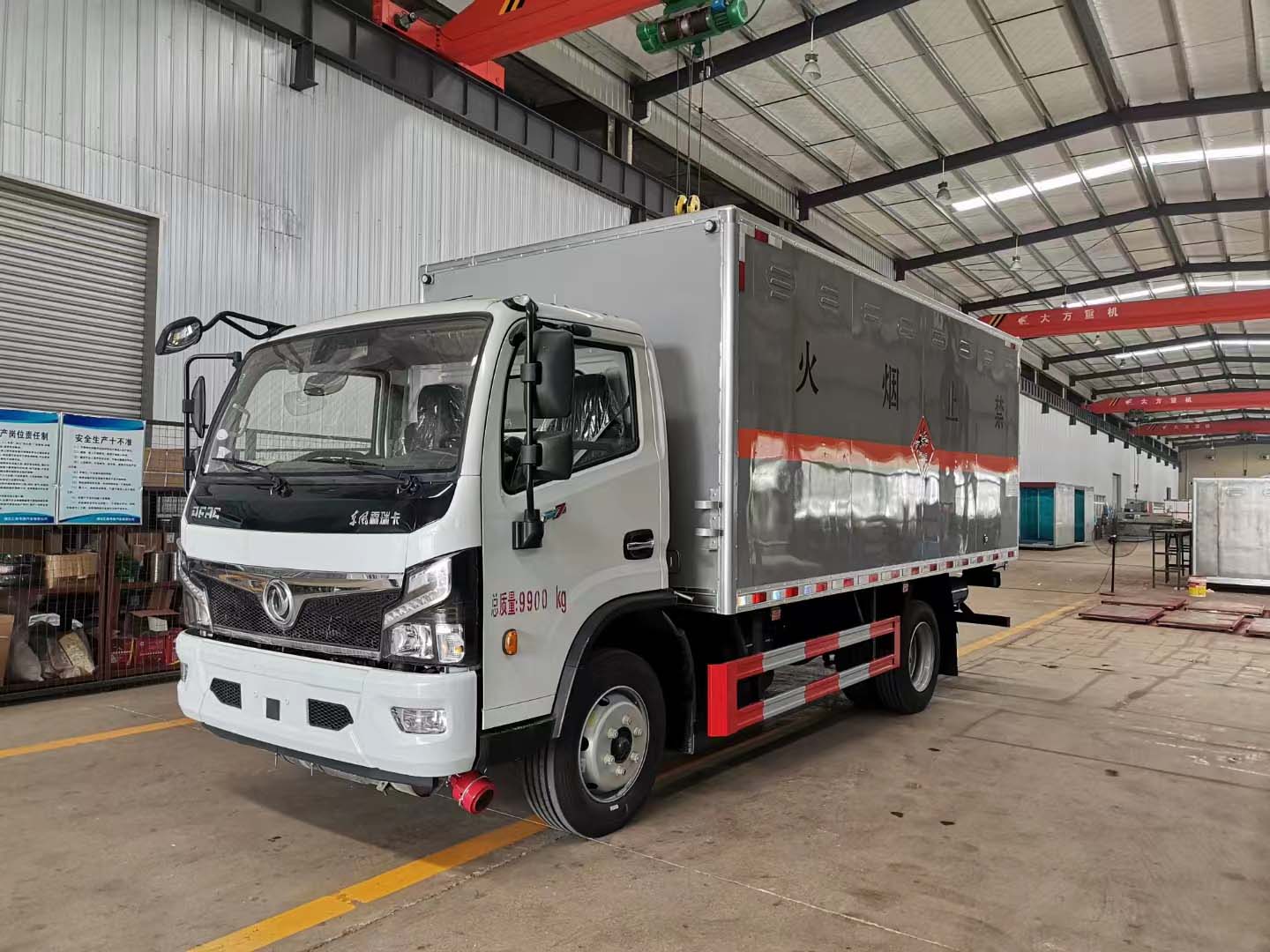 東風5噸5米國六毒性氣體廂式運輸車