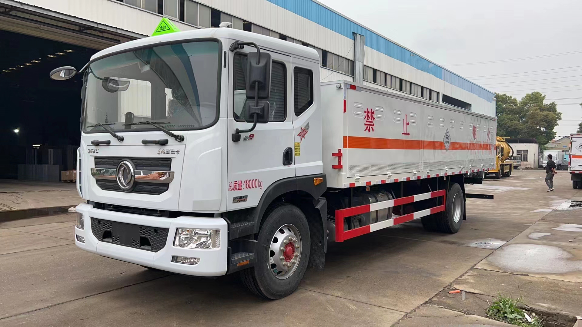 東風D9國六10噸毒性氣體廂式運輸車