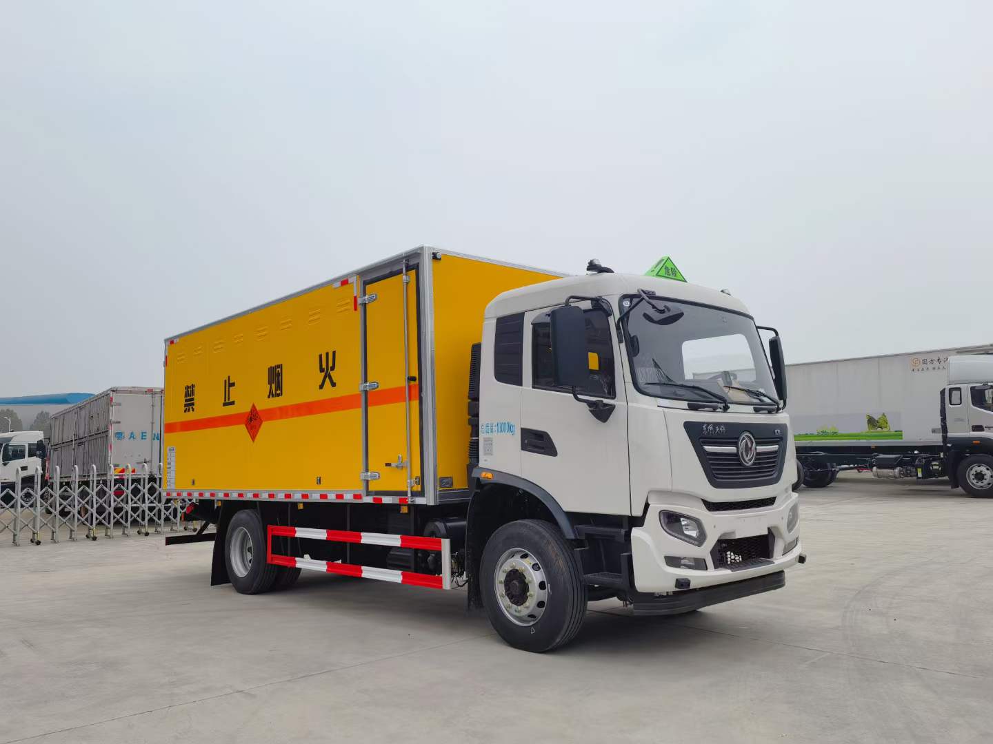 東風天錦10噸毒性氣體廂式運輸車