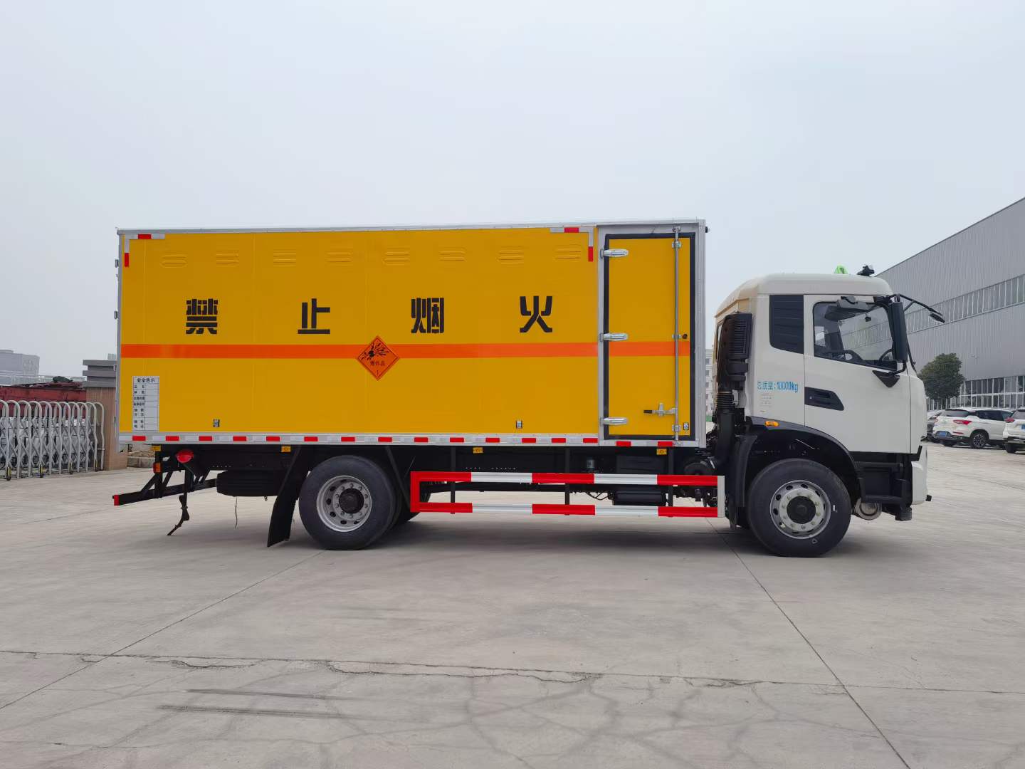 東風天錦10噸毒性氣體廂式運輸車