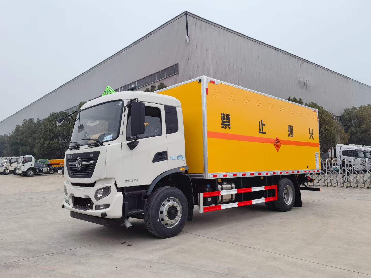 東風天錦10噸毒性氣體廂式運輸車