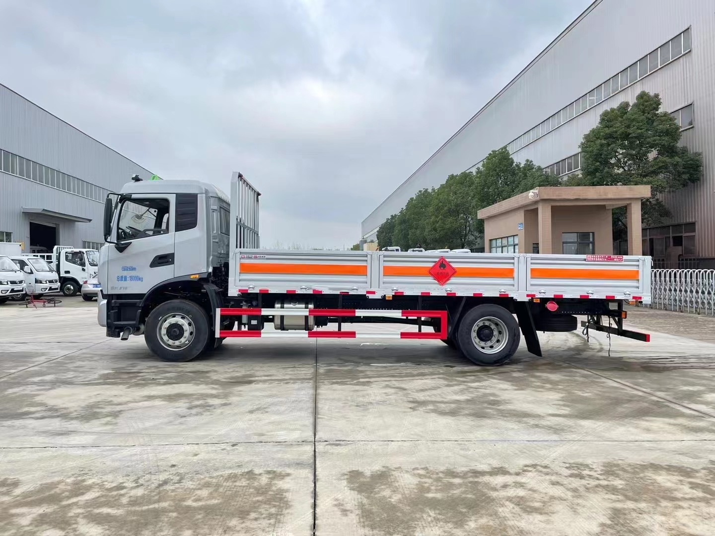 東風(fēng)天錦6.7米氣瓶運(yùn)輸車(chē)