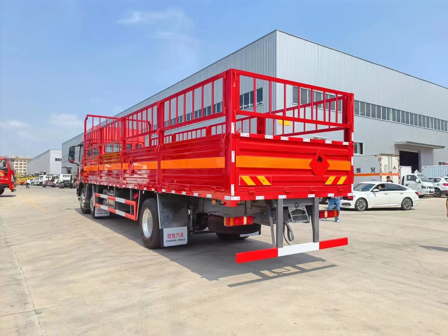 重汽汕德卡9.5米氣瓶運(yùn)輸車