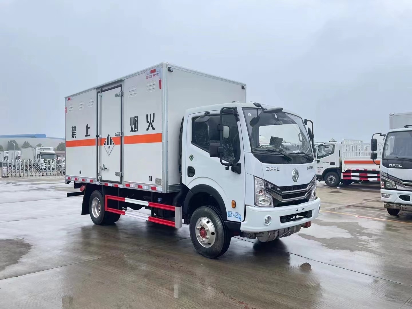 東風(fēng)藍(lán)牌4.2米雜項(xiàng)危險(xiǎn)物品廂式運(yùn)輸車