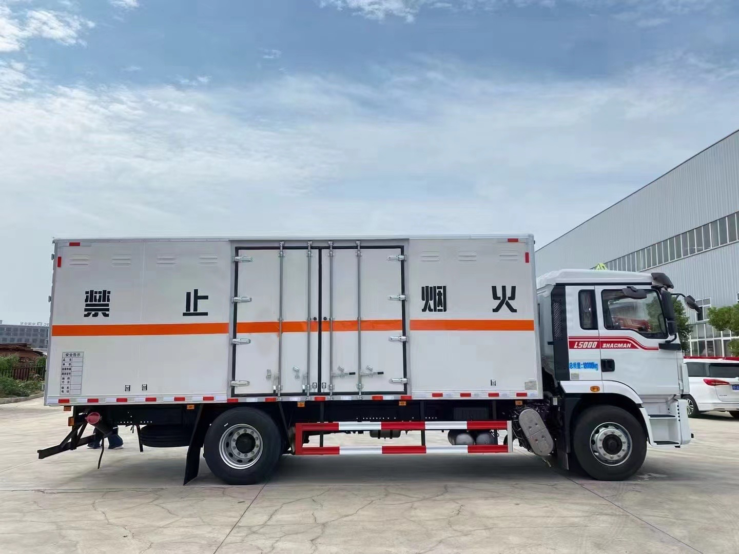 陜汽德龍6.8米雜項危險品廂式車