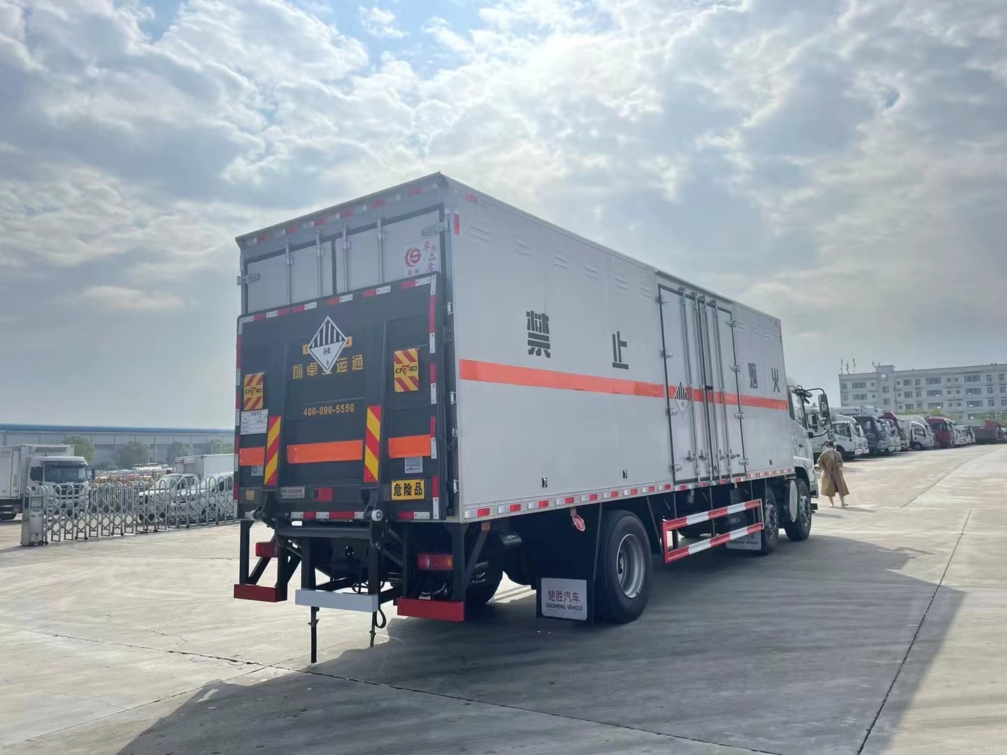 雜項危險廢物廂式車/8.6米九類危險品廂式車