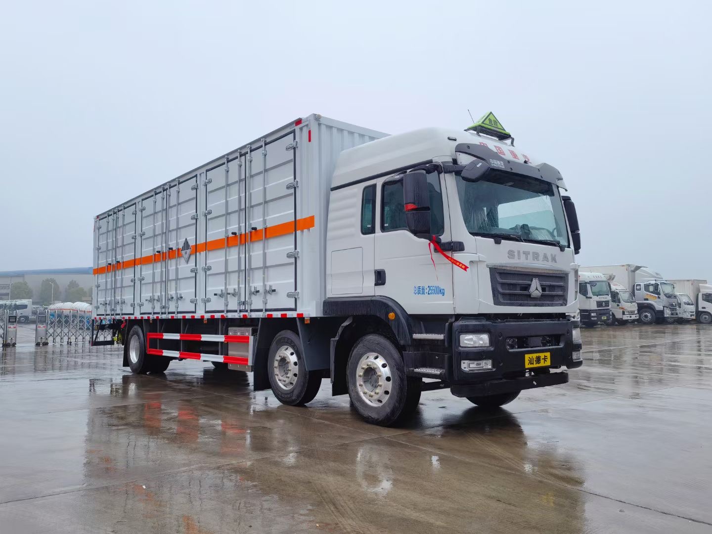 重汽汕德卡9.6米危險(xiǎn)廢物運(yùn)輸車