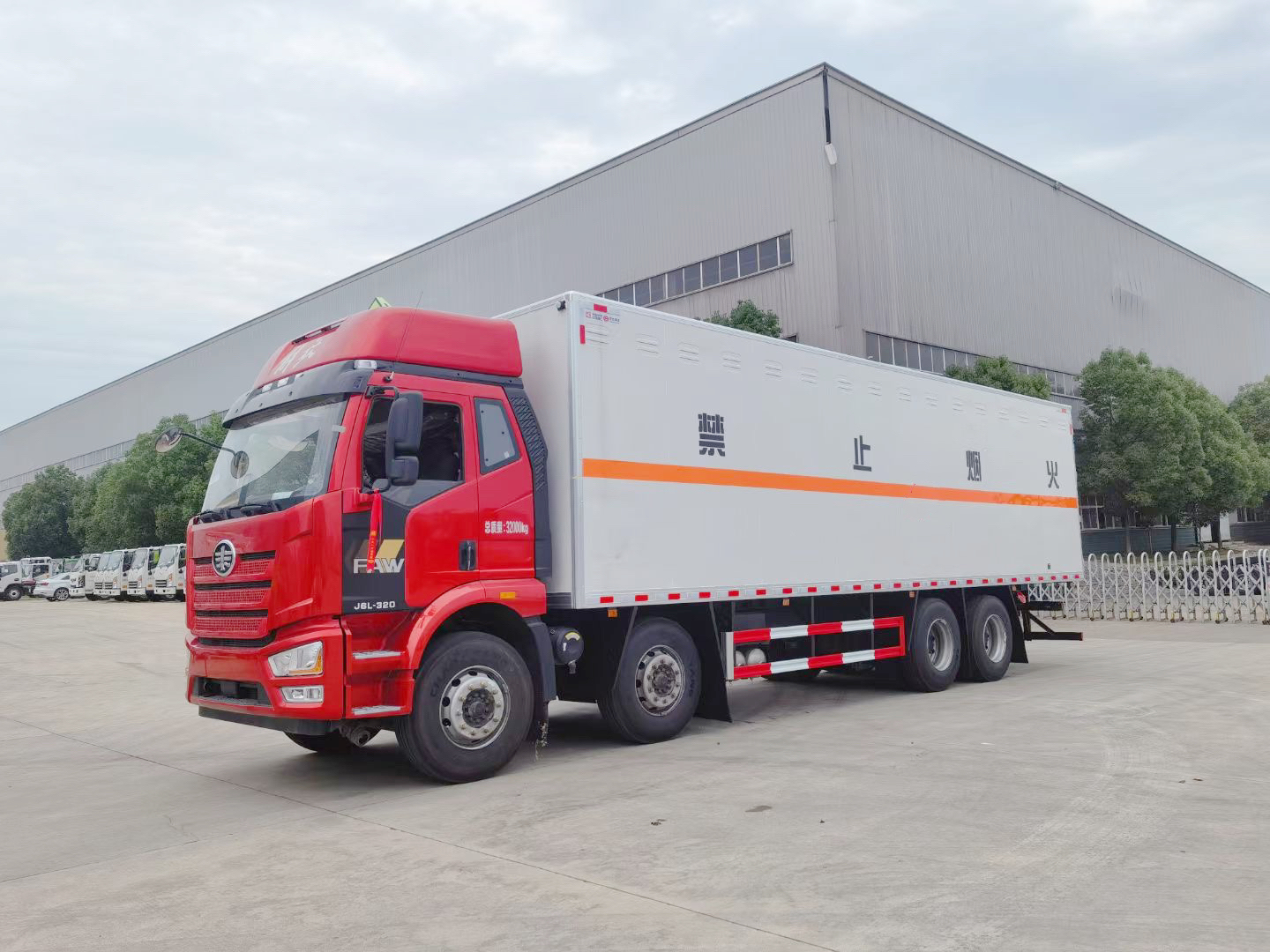 解放前四后八9.6米危貨車