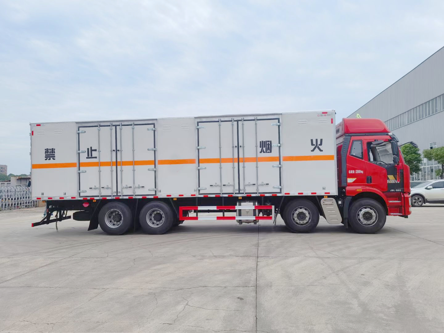 解放前四后八9.6米危貨車