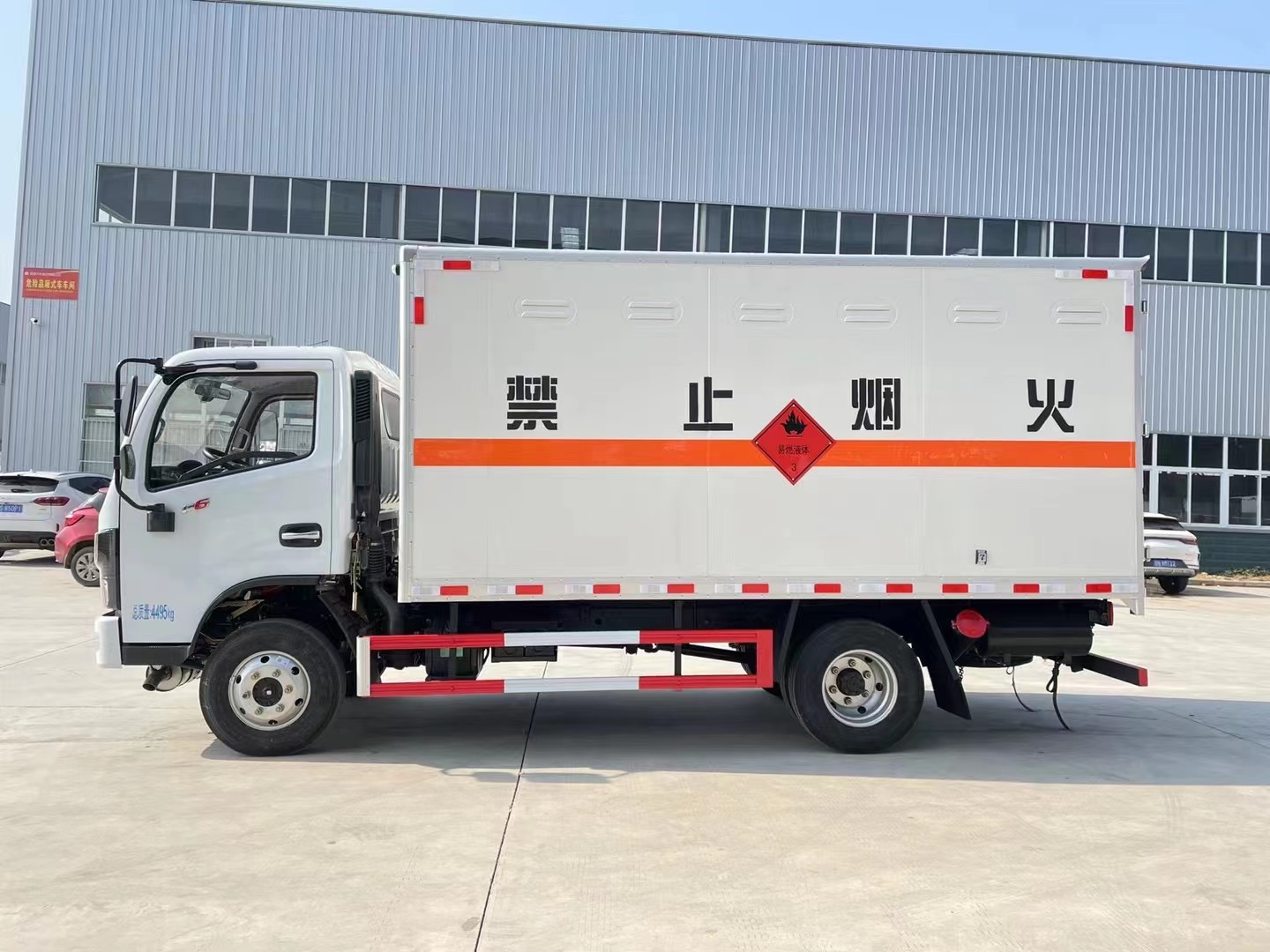 東風(fēng)多利卡藍(lán)牌液體廂式運(yùn)輸車(chē)