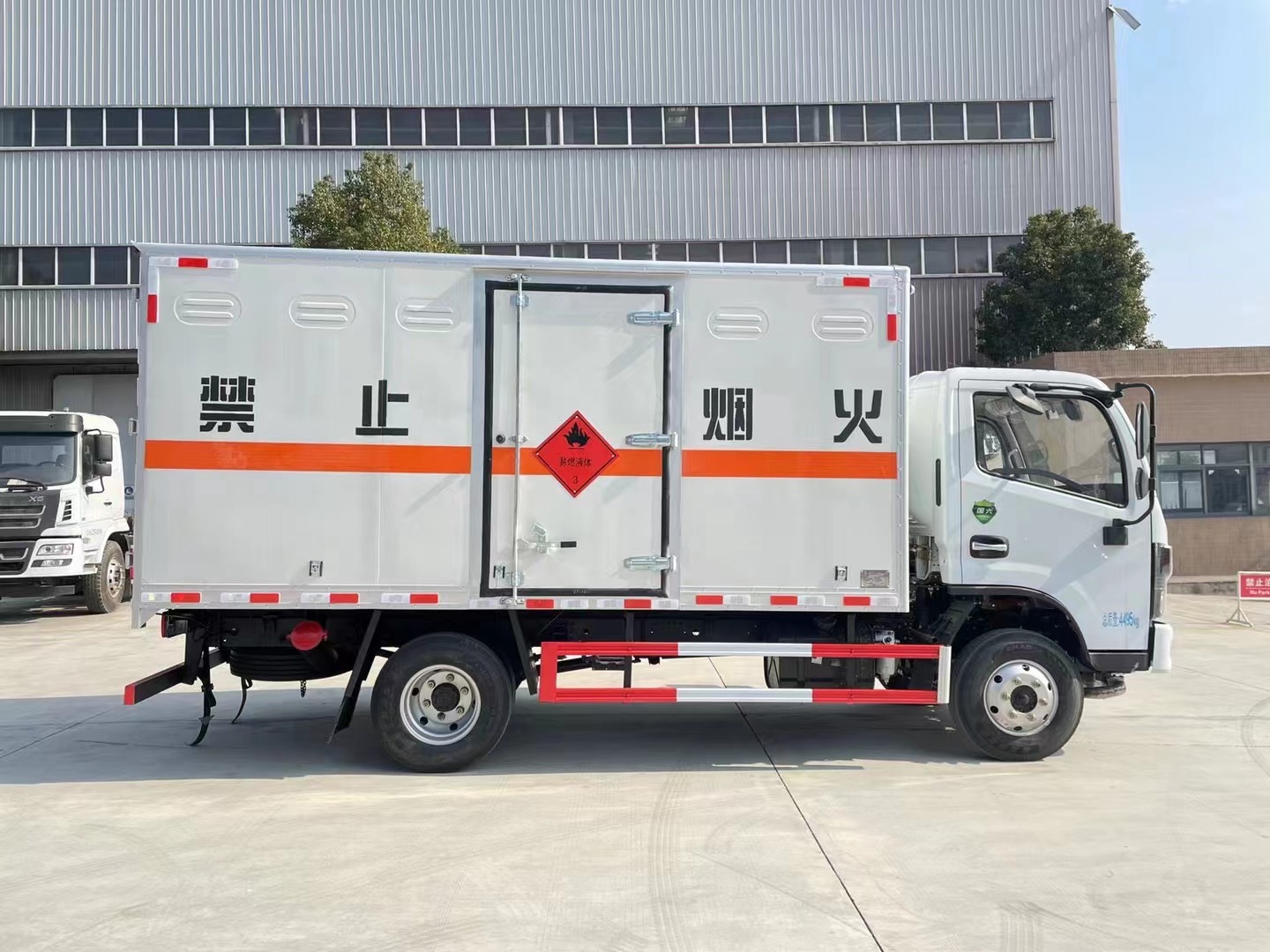 東風(fēng)多利卡藍(lán)牌液體廂式運(yùn)輸車(chē)