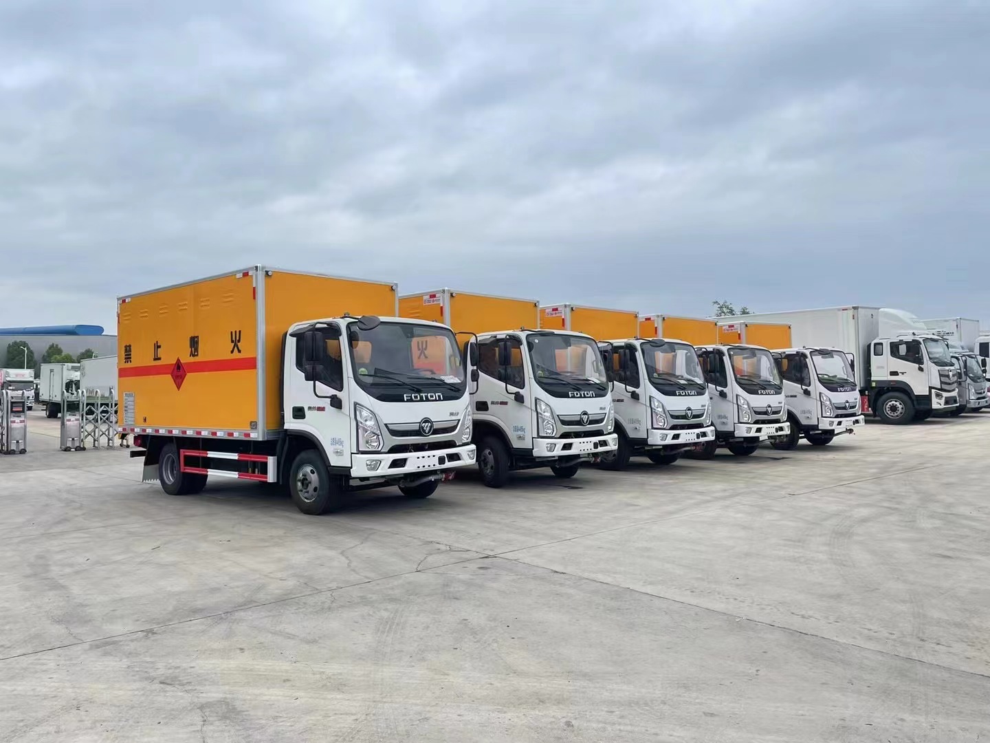 福田奧鈴藍(lán)牌4.1米（1噸）液體廂式運(yùn)輸車