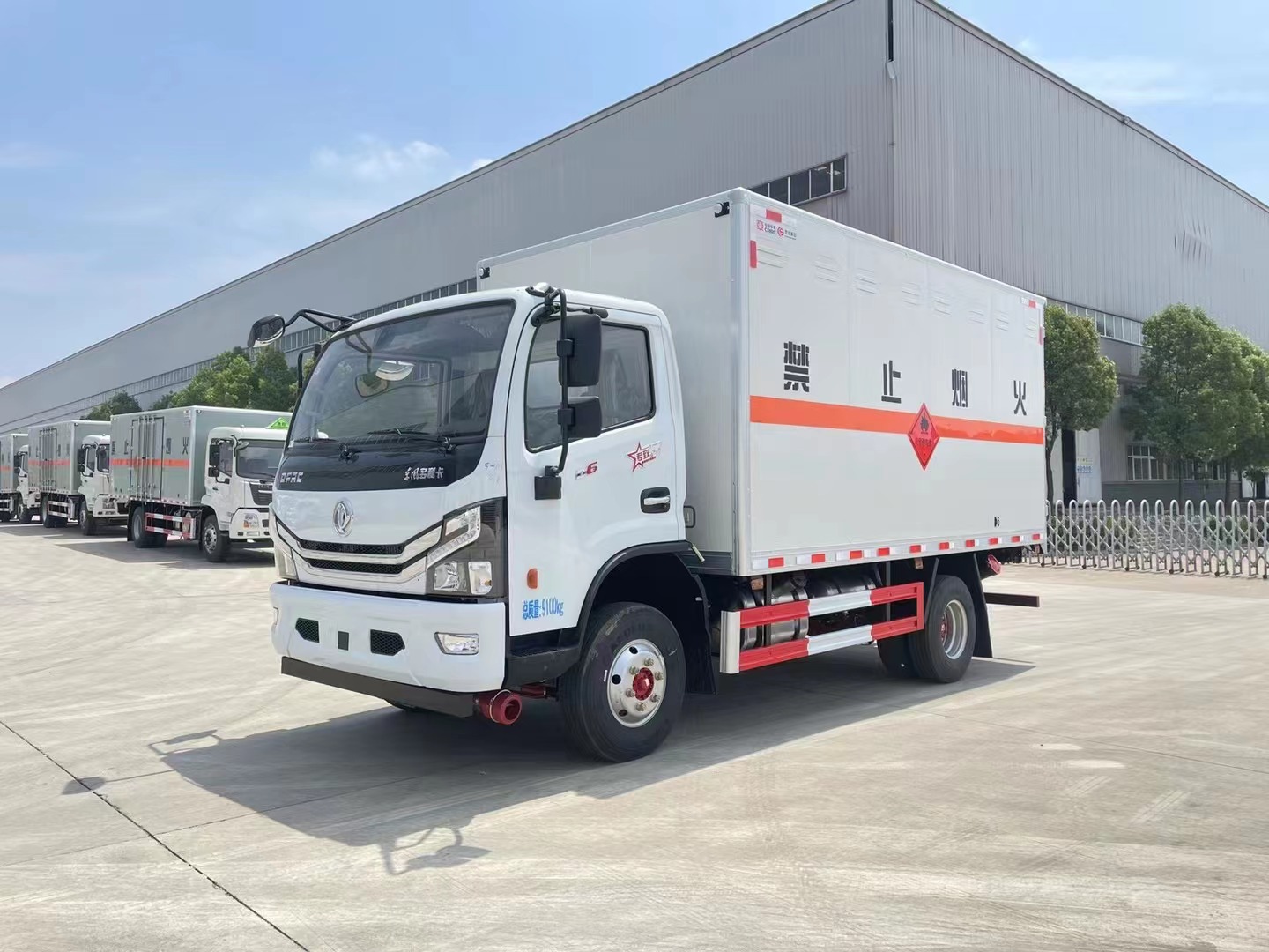 東風多利卡（4.3米）5噸易燃液體廂式車