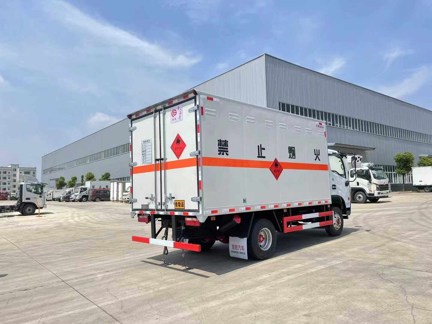 東風多利卡(4.3米)5噸易燃液體廂式車