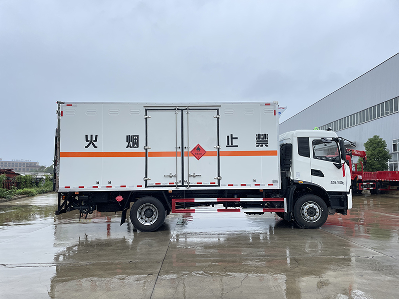 東風天錦（6.2米/6.8米）10噸液體廂式運輸車