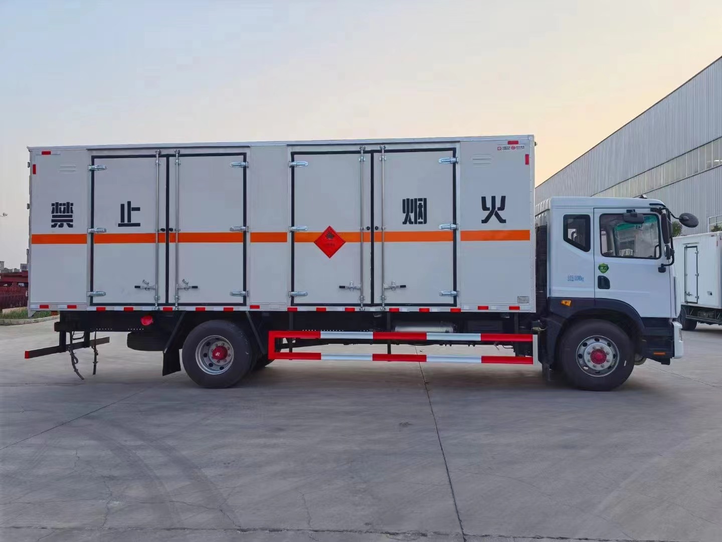 東風7米6三類危險品廂式車