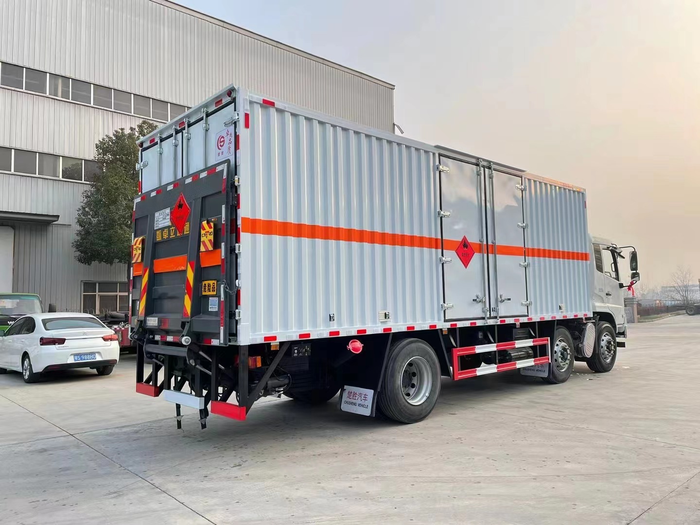 東風(fēng)天錦小三軸（7.7米/8.6米）液體廂式運(yùn)輸車