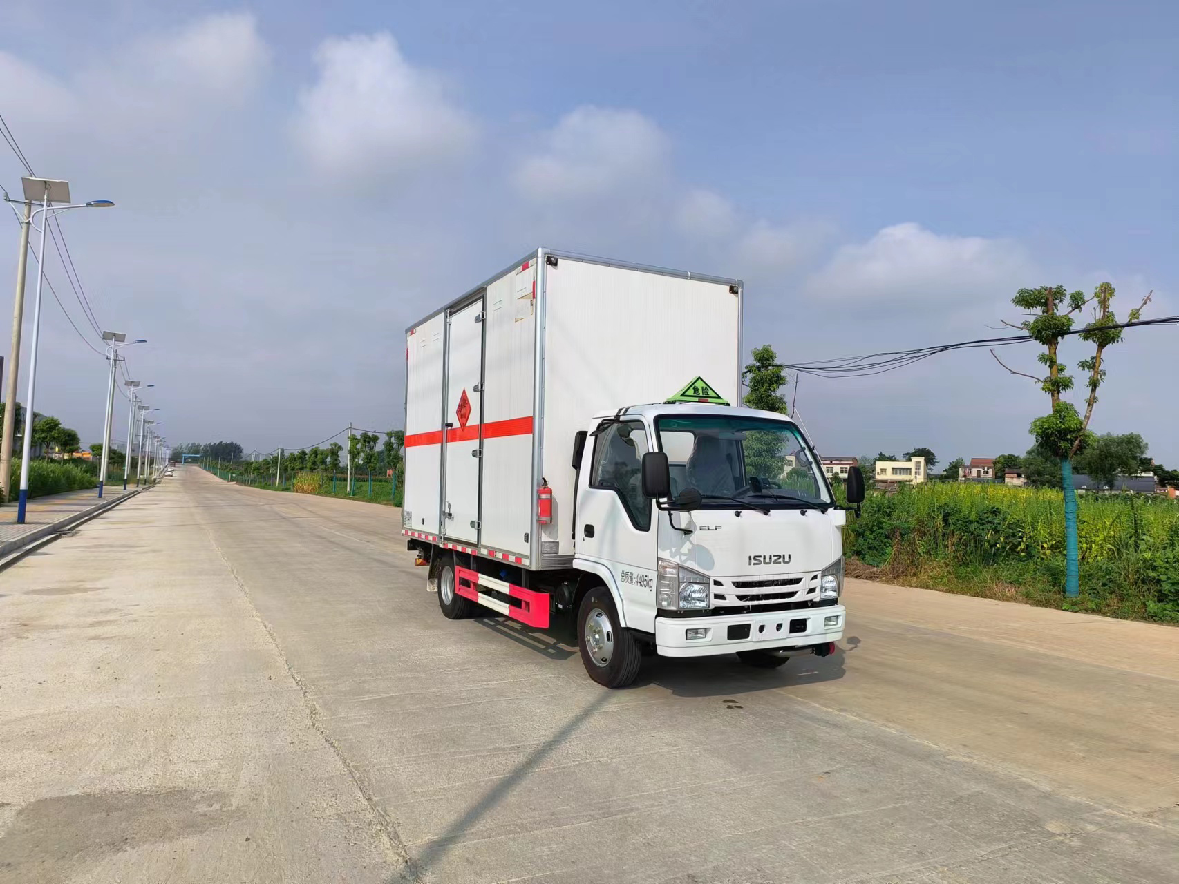 慶鈴五十鈴易燃?xì)怏w廂式運(yùn)輸車