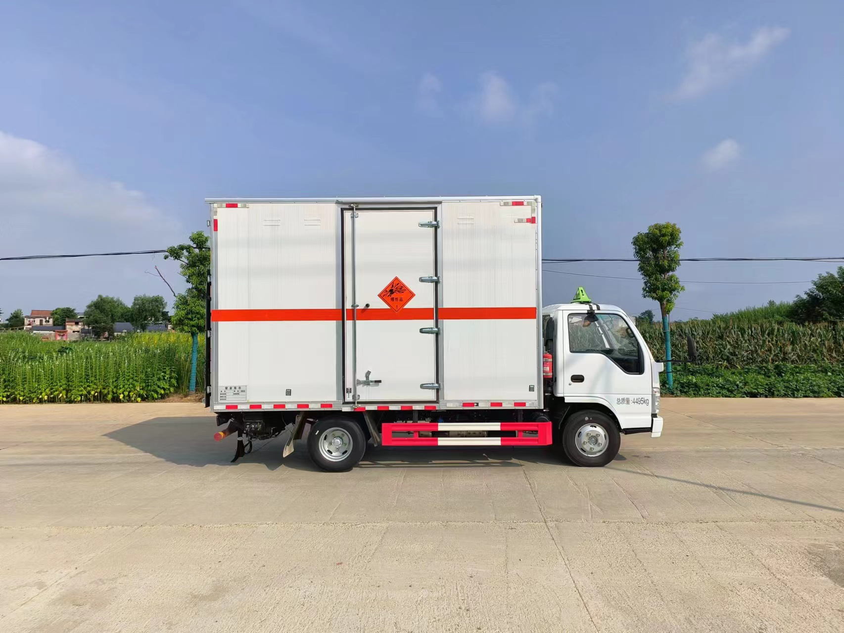 慶鈴五十鈴易燃?xì)怏w廂式運(yùn)輸車