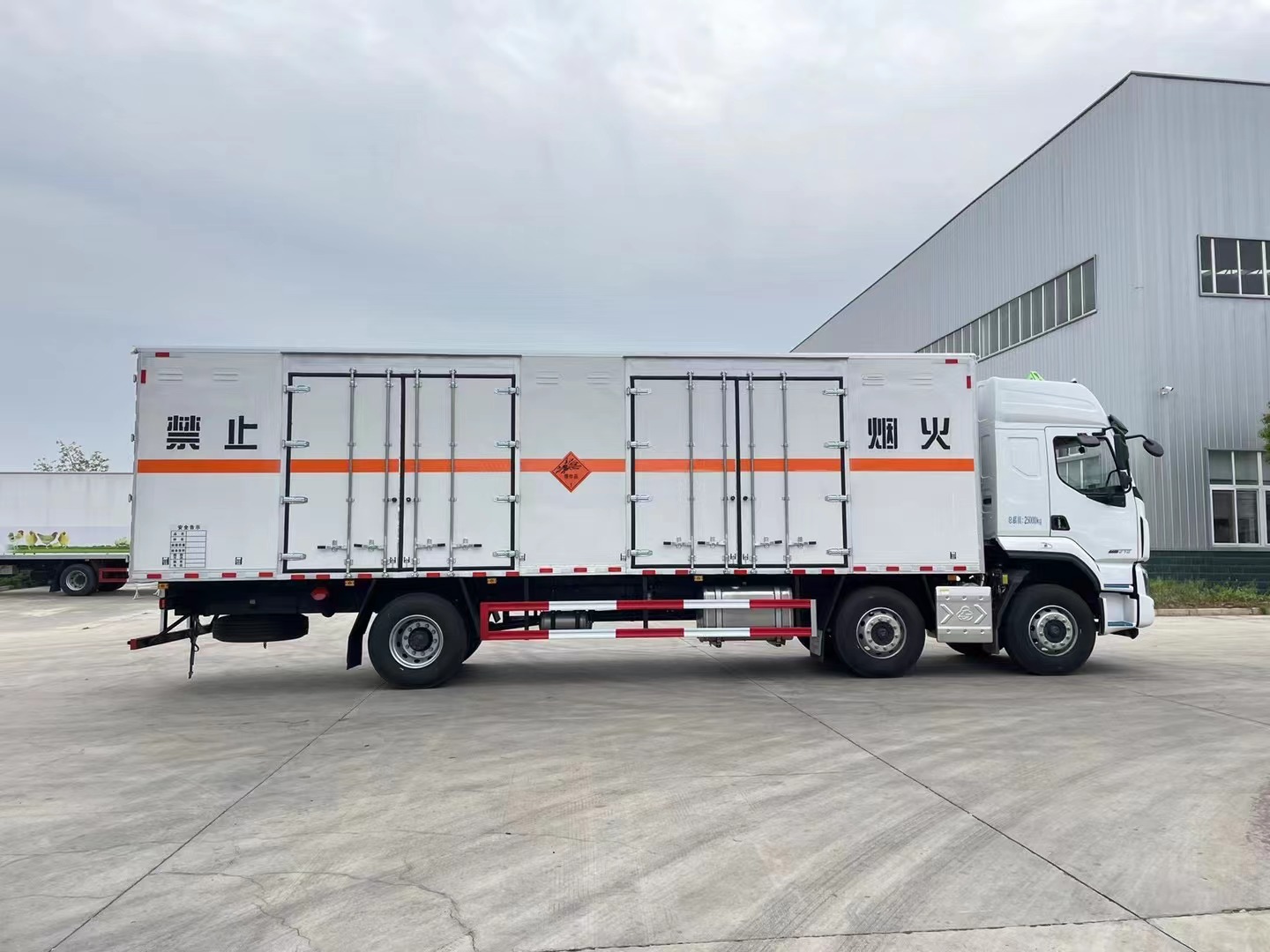 柳汽三軸350馬力國六9米6爆破車