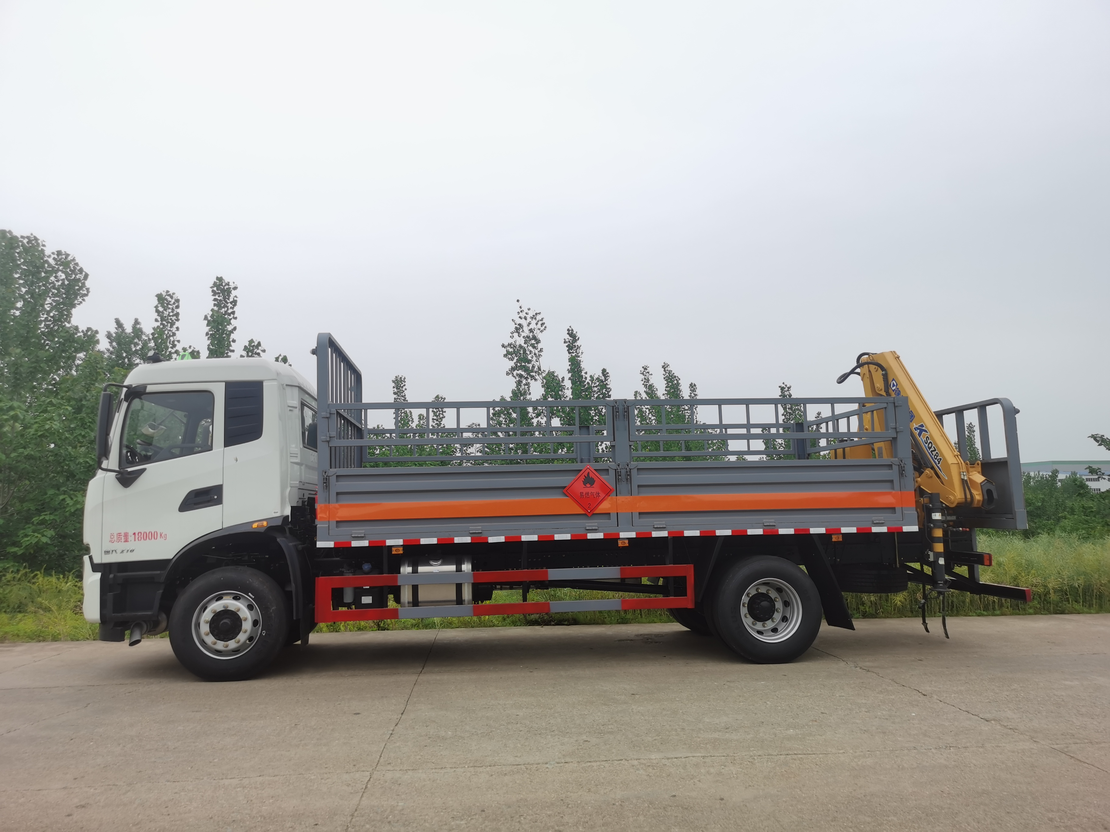 東風天錦帶吊機國六氣瓶車