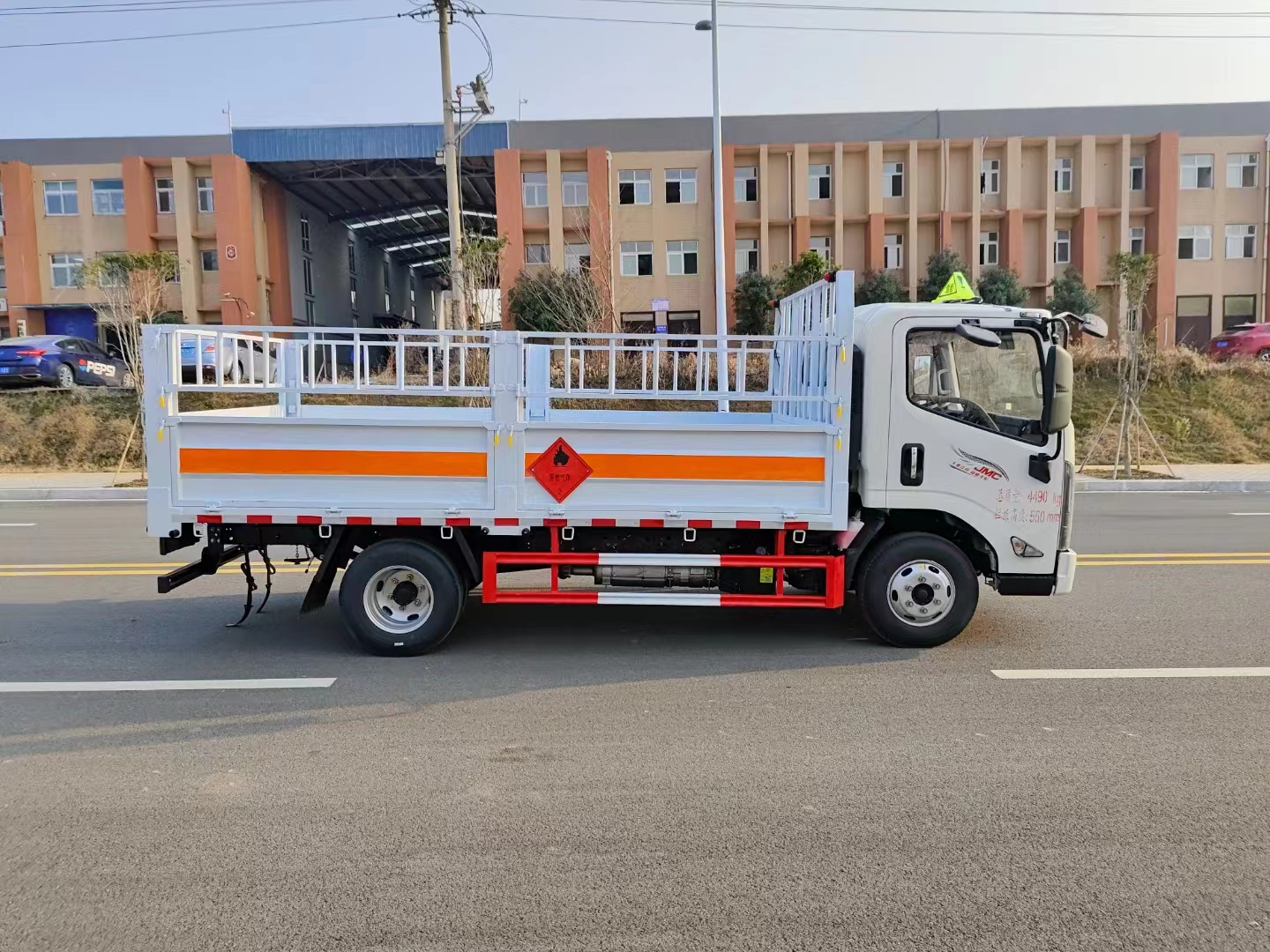 江鈴凱運(yùn)國(guó)六藍(lán)牌1.8噸氣瓶車