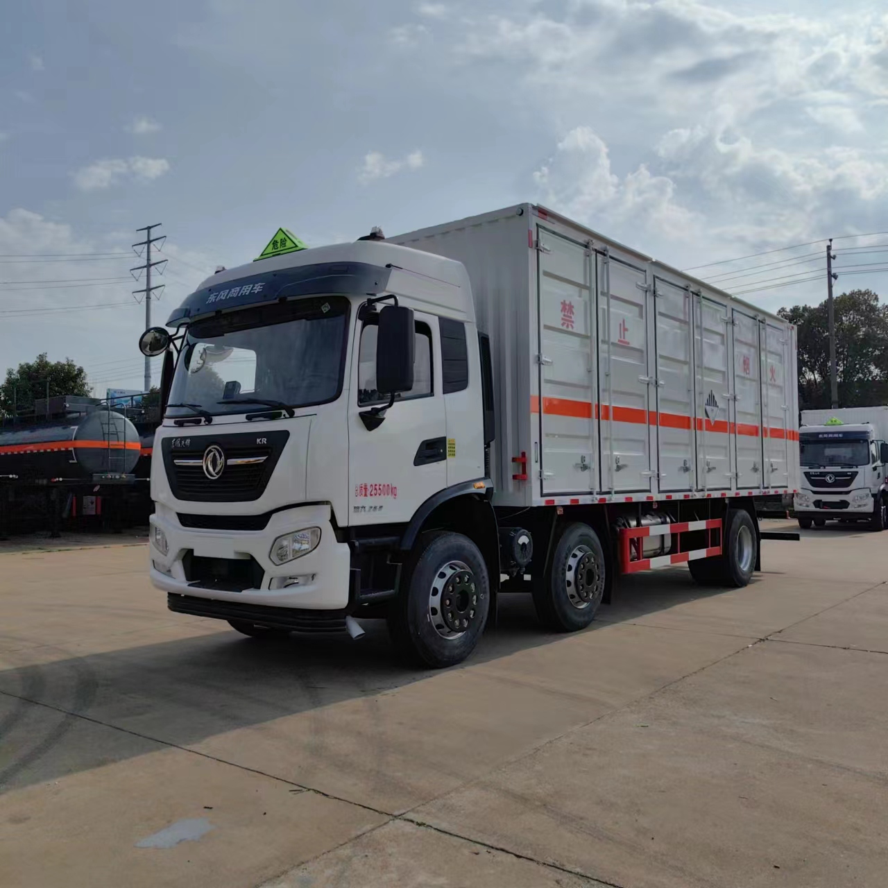 東風(fēng)天錦小三軸9米6雜項(xiàng)15噸危險(xiǎn)品車