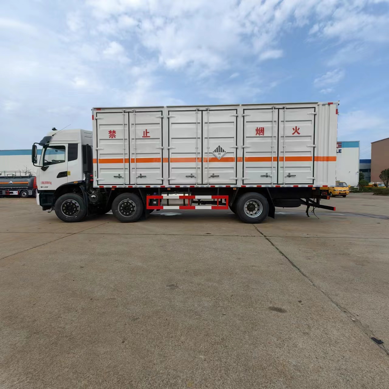 東風天錦小三軸9米6雜項15噸危險品車