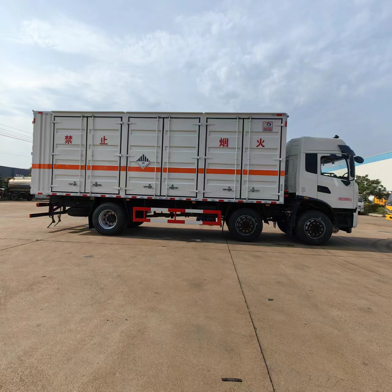 東風天錦小三軸9米6雜項15噸危險品車