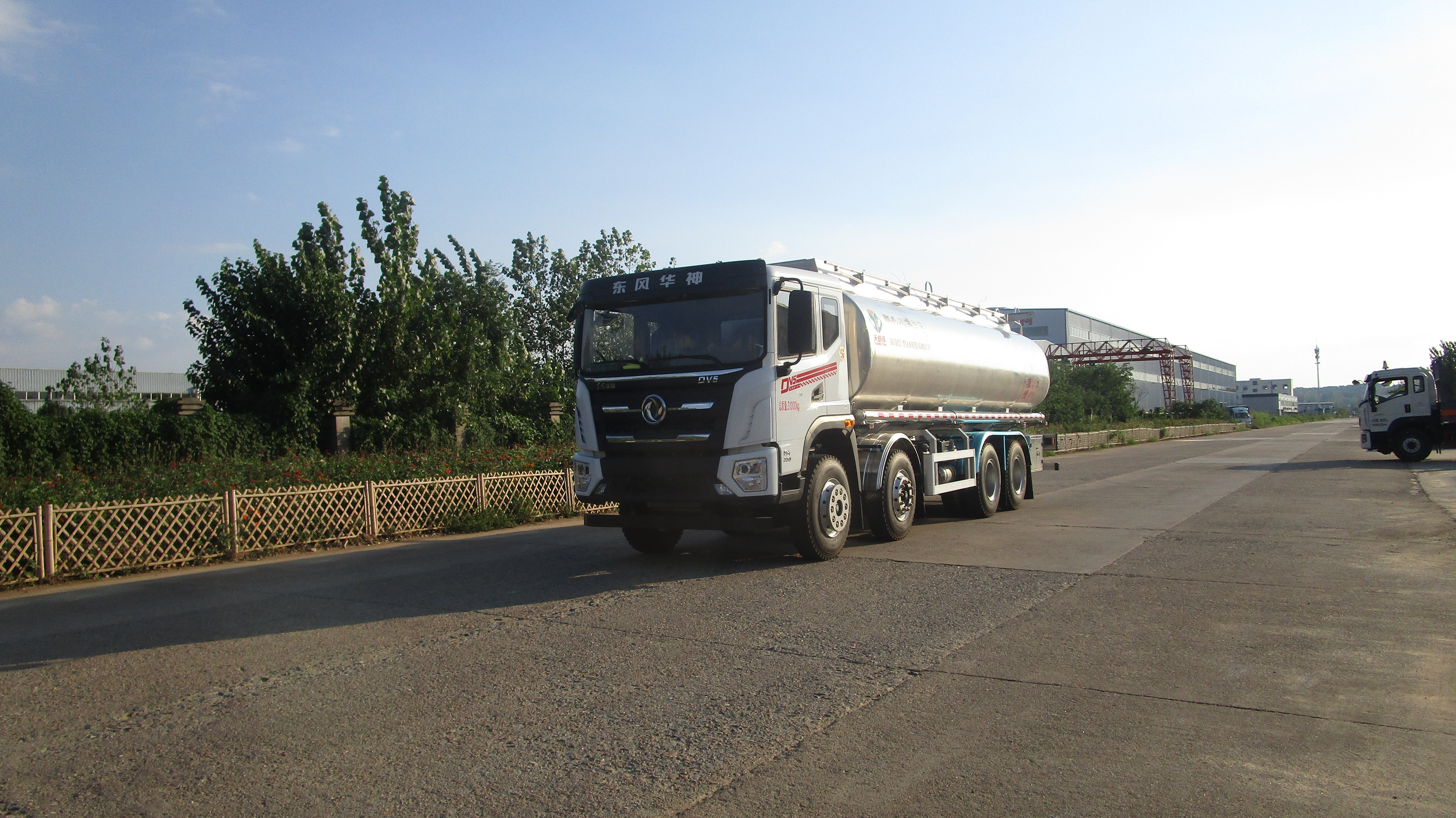 東風華神前四后八國六27方鋁合金供液車