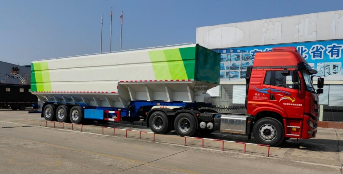 帶傳送帶半掛糧食運輸車