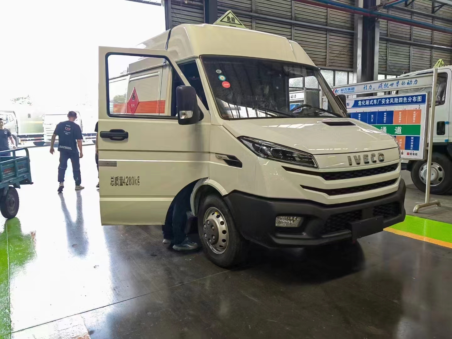 依維柯面包式國六危險品車