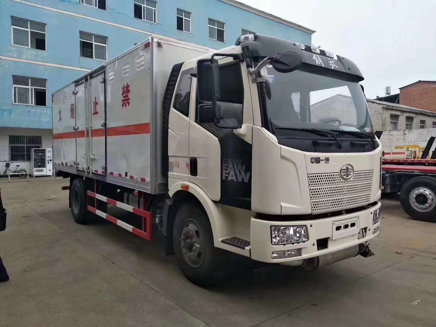 江蘇趙總訂購(gòu)解放6.2米易燃液體廂式運(yùn)輸車